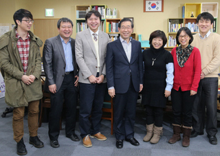 지난 19일 오후 박원순 시장(가운데)이 대담을 마친 뒤 참석자들과 함께 기념사진을 찍고 있다. 왼쪽부터 권지웅 민달팽이 유니온 사무국장, 정상훈 희망제작소 사회적경제센터장, 김범진 사회적기업 시지온 대표, 박 시장, 김인선 사회적기업 우리가만드는미래 대표, 이승언 한살림서울 기획관리부장, 유호근 희망동네 사무국장.  박종식 기자