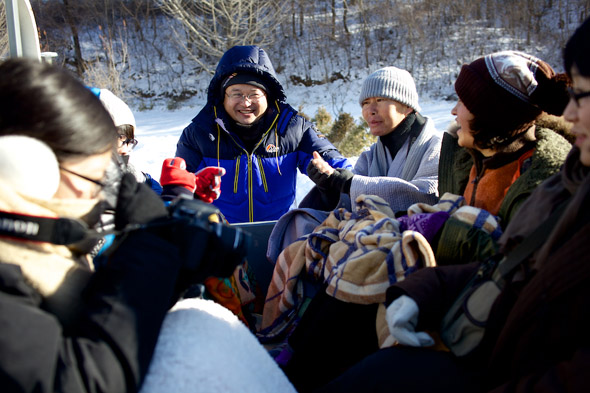 김성만(채색)의 지율스님과 함께 한 낙동강 답사기 ② 영주댐 수몰지의 눈물 - 영하 25도의 혹한에 자동차가 ‘뻗었고‘, 결국 사람들은 화물차의 ‘짐‘이 되어 버렸다.  4대강