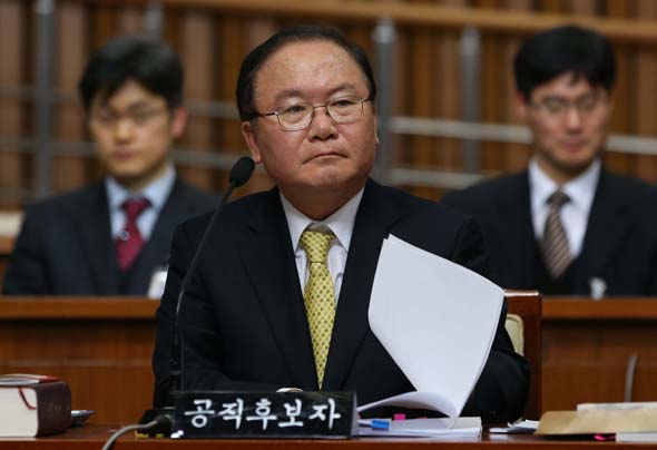 헌법재판소장 후보자 인사청문회 이틀째인 22일 오후 국회에서  이동흡 후보자가 의원들의 질의에 답하고 있다. 강창광 기자 chang@hani.co.kr