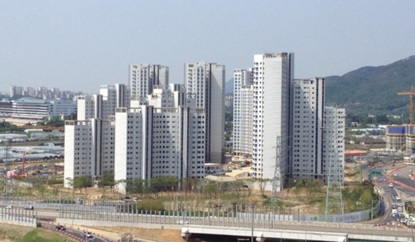 무주택자들의 전세금 상승 부담을 덜어주는 장기전세주택이 서울 강남·서초, 경기도 고양 원흥보금자리지구에 첫선을 보여 관심을 모으고 있다. 한국토지주택공사 제공
