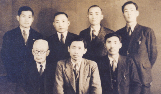 1949년 서울 중앙중학교 기독학생회 총무로 활동한 오재식은 안동교회에서 열린 장공 김재준 목사(앞줄 가운데)의 강연을 처음 들은 뒤 매료돼 한국전쟁 직전까지 그가 소개하는 서양 사상과 진보 신학의 세계에 심취했다. 사진은 45년 당시 조선신학교 교장 겸 교수로 재직하던 장공의 모습. 사진 장공 김재준 목사 기념사업회 제공