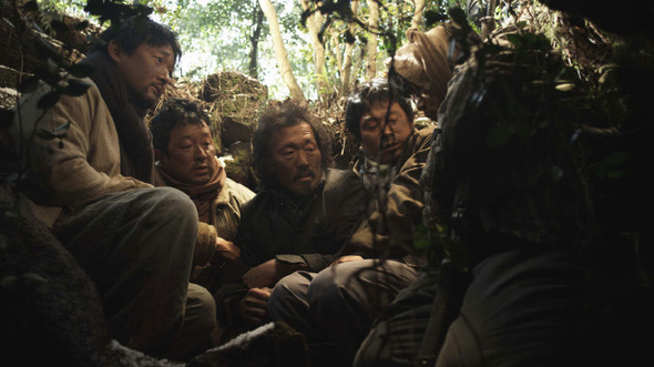 26일 미국 선댄스영화제에서 ‘월드시네마 극영화’ 부문 심사위원대상을 받은 영화 <지슬>의 한 장면. 이 영화는 제주 4·3 항쟁  당시 억울하게 죽어간 주민들의 원혼을 달래는 저예산 영화다.  사진제공 자파리필름
