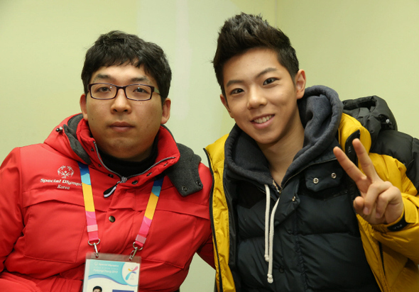 2013 평창겨울스페셜올림픽 개막식 성화 점화 선수인 황석일(왼쪽)과 ‘꿈의 합창’ 공연 주인공인 감강찬이 29일 용평돔 출연자 대기실에서 다정하게 어깨를 겯고 있다. 평창/김봉규 기자 <A href="mailto:bong9@hani.co.kr">bong9@hani.co.kr</A>