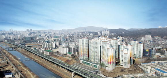 전세난 여파로 서울 지역의 전용면적 59㎡ 이하 소형 아파트 매물이 품귀현상을 빚으면서 소형 미분양 물량에 대한 관심도 부쩍 높아졌다. 금천구 시흥등 남서울 힐스테이트 아이원 전경. 현대건설 제공
