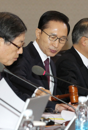 이명박 대통령이 29일 오전 국무회의에서 의사봉을 두드리며 회의 시작을 알리고 있다. 이날 국무회의에서는 설 특별사면을 즉석안건으로 올려 심의 의결했다. 
 청와대사진기자단
