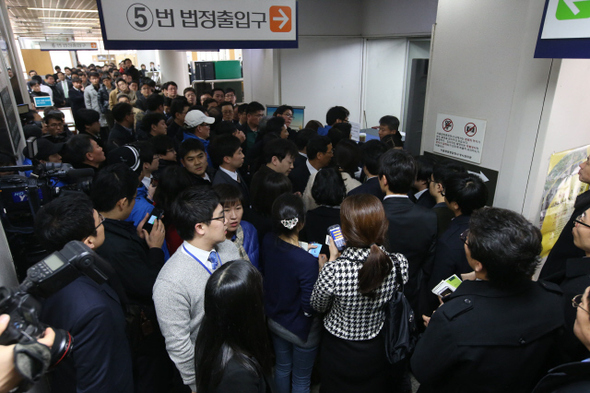 최태원 에스케이(SK) 회장의 선고 공판이 열린 31일 법정 앞에서 에스케이 직원들과 기자, 방청객들이 뒤엉켜 입장 순서를 기다리고 있다. 이정아 기자 <A href="mailto:leej@hani.co.kr">leej@hani.co.kr</A>
