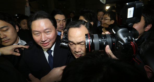계열사에서 선지급 명목으로 497억원을 빼돌리고 비자금 139억5000만원을 조성해 개인 용도로 사용한 혐의로 불구속 기소된 최태원 에스케이 회장이 지난 31일 오후 선고공판에 출석하기 위해 서초동 중앙지법으로 들어가고 있다.  김경호 기자 jijae@hani.co.kr
