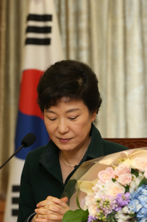 박근혜 대통령 당선인이 31일 서울 통의동 집무실에서 열린 전국 광역시도지사와의 간담회에 참석해 김관용 경북지사의 인사말을 듣고 있다.  인수위 사진기자단