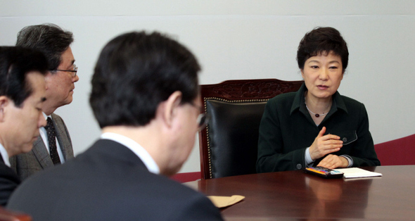 박근혜 대통령 당선인이 4일 오후 서울 종로구 통의동 당선인 접견실에서 이한구 새누리당 원내대표(왼쪽 둘째) 등 미국정책협의단을 접견하고 있다. 인수위 사진기자단