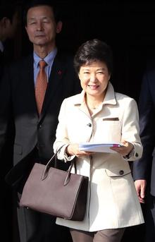 박근혜 대통령 당선인이 13일 오후 서울 삼청동 대통령직 인수위원회에서 열린 외교국방통일분과 국정과제토론회를 마친 후 인수위를 나서고 있다. 왼쪽은 김장수 청와대 국가안보실장 내정자. 인수위 사진기자단