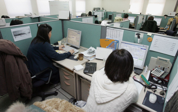콜센터 직원들이 상담을 하고 있다. 한겨레 자료 사진