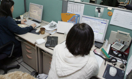 콜센터 직원들이 상담을 하고 있다. 한겨레 자료 사진