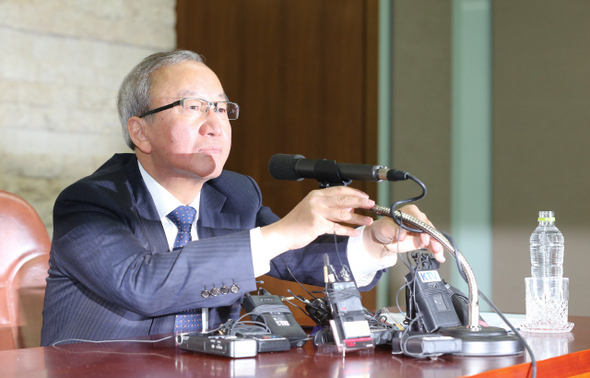 현오석 경제부총리 겸 기획재정부 장관 후보자가 17일 오후 서울 동대문구 한국개발연구원에서 기자회견을 준비하며 마이크를 앞으로 당기고 있다.
 김태형 기자 xogud555@hani.co.kr