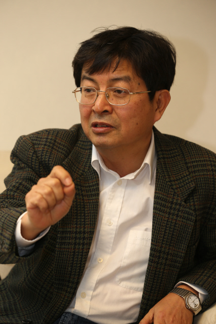 고세훈 고려대 교수가 14일 오후 서울 방배동 집에서 집필 계획에 대해 설명하고 있다. 영국정치와 복지국가 연구에 매진해온 그는 유난히 인물과 역사에 대한 관심이 많다고 말했다.  류우종 기자 wjryu@hani.co.kr