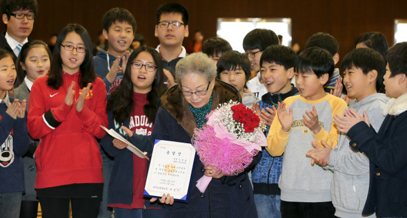 일제강점기에 미쓰비시중공업에 근로정신대로 끌려갔던 김재림(83) 할머니가 19일 오전 전남 화순군 능주초등학교에서 열린 100회 졸업식에서 68년 만에 한글 이름이 적힌 졸업장을 다시 받은 뒤 손주뻘 졸업생들의 축하를 받고 있다. 김 할머니는 1944년 이 학교 32회 졸업생으로 졸업 뒤 강제 동원돼 임금 한푼 받지 못한 채 일하다가 해방 뒤 돌아왔다.  화순/김정효 기자 hyopd@hani.co.kr