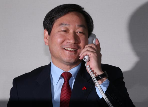 새 정부의 안전행정부 장관으로 내정된 유정복 의원이 13일 오후 국회 의원회관 사무실에서 소감을 말하고 있다. 유 의원은 친박계의 핵심으로 새누리당 선거대책위원회에서 직능본부장을 지냈다. 강창광 기자 chang@hani.co.kr