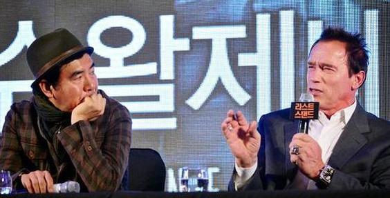 김지운 감독과 아널드 슈워제네거(66)