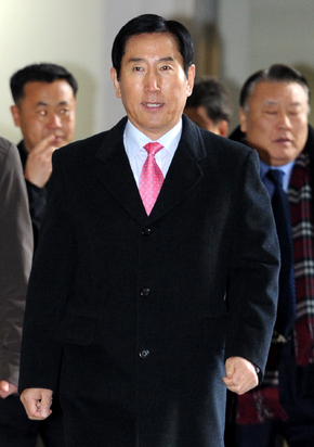고 노무현 전 대통령의 명예를 훼손한 혐의로 기소된 조현오 전 경찰청장이 20일 오전 1심 선고 공판이 열린 서울 서초구 중앙지방법원으로 들어서고 있다.  뉴스1