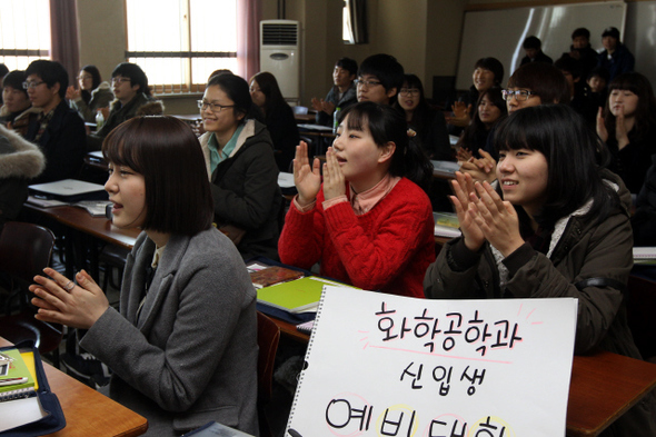 일반 4년제 대학들이 지난 22일부터 추가모집을 실시하고 있다. 추가모집은 2013학번 새내기가 될 수 있는 마지막 기회다. 사진은 한 대학교에서 열린 신입생 오리엔테이션 모습이다.  이정아 기자
