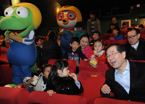 다문화대안 초등학교인 지구촌학교 합창단 어린이가족과 을 관람한 박원순 서울시장.
