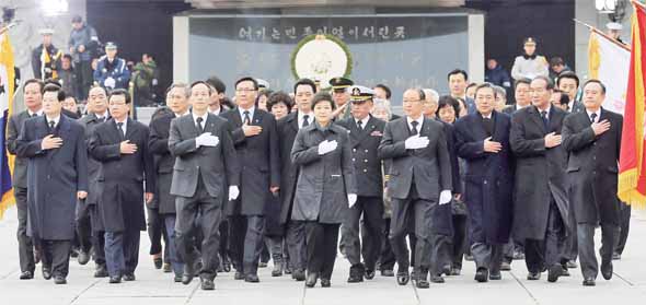 박근혜 대통령이 정부대표 및 국가유공자 등과 함께 25일 오전 서울 동작구 국립현충원을 참배한 뒤 걸어나고 있다. 박종식 기자 <A href="mailto:anaki@hani.co.kr">anaki@hani.co.kr</A>