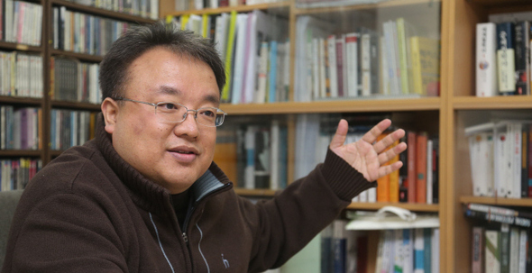학술연구공동체인 수유너머엔(N) 주최로 열리는 ‘부정신학-사유 불가능한 것에 대한 사유’ 강좌를 맡은 손기태씨가 25일 서울 연희동 수유너머엔 세미나실에서 ‘부정신학’의 현대적 의미에 대해 설명하고 있다.  신소영 기자 viator@hani.co.kr