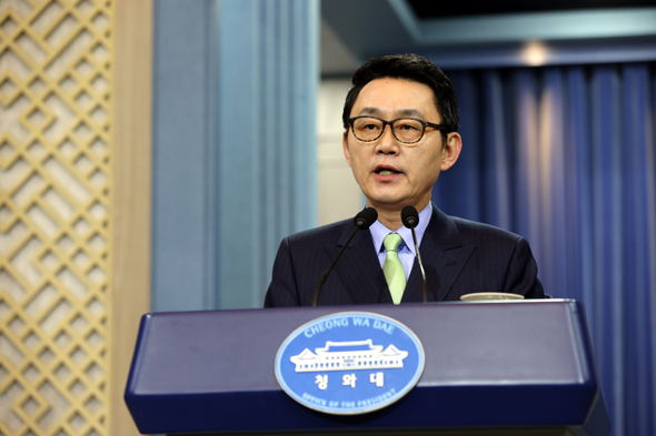 윤창중 청와대 대변인 27일 오전 청와대 춘추관에서 박근혜 대통령 주재 첫 수석비서관 회의에 대한 브리핑을 하고 있다. 청와대사진기자단/한겨레 김봉규기자