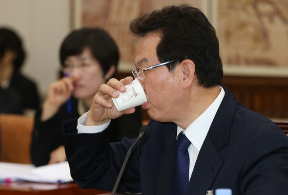 서남수 교육부장관 후보자가 28일 오전 서울 여의도 국회 교육과학기술위원회에서 열린 교육부장관 인사청문회 도중 물을 마시고 있다.  신소영 기자 viator@hani.co.kr