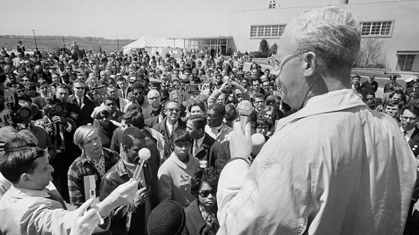 1966년 여름 오재식은 미국 로스앤젤레스에서 열린 사울 알린스키의 강의를 들으며 그의 인간적 매력과 조직이론에 빠져들었다. 사진은 ‘탁월한 선동가’였던 알린스키가 말년인 1960년대 후반 대중 연설을 하고 있는 모습이다.