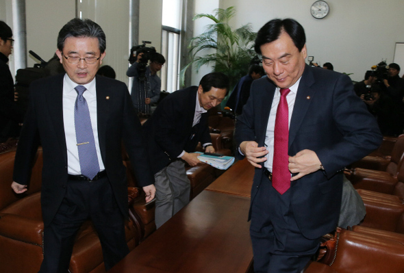 이한구 새누리당 원내대표(왼쪽)와 박기춘 민주통합당 원내대표가 3일 오전 국회에서 정부조직법 개정안 협상을 위해 만나 환담을 나눈 뒤 회의실로 가고 있다.  강창광 기자 chang@hani.co.kr