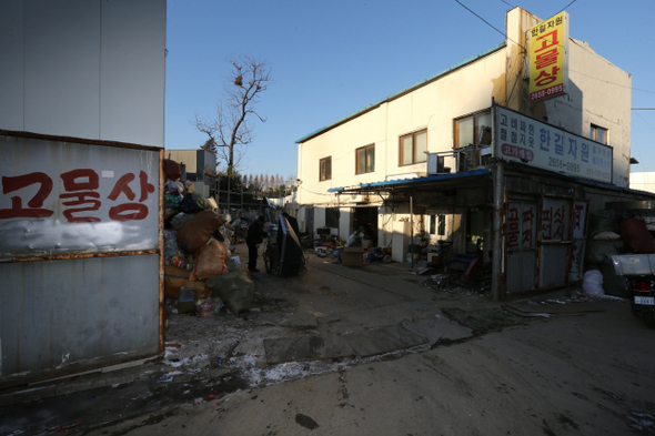 지난해 12월27일, 서울 강서구 마곡동 소재 고물상 ‘한길자원’에서 한 노인이 실어온 고물을 내리고 있다.  류우종 기자 wjryu@hani.co.kr