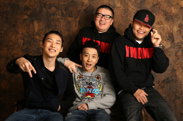 3인조 그룹 아지아틱스(에디 신, 플로우식, 니키 리)와 이들을 키운 솔리드 출신 정재윤 프로듀서(왼쪽부터 시계 반대 방향으로)가 지난달 22일 한겨레신문사 스튜디오에서 환하게 웃고 있다.  이정아 기자 leej@hani.co.kr