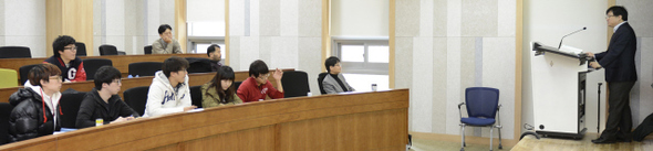 광주과학기술원(지스트) 기초교육학부 교수 6명이 공동으로 개설한 융합과목 ‘에너지와 인간’ 시간에 교수들과 학생들이 함께 수업을 하며 토론을 벌이고 있다. 
 광주과학기술원 제공