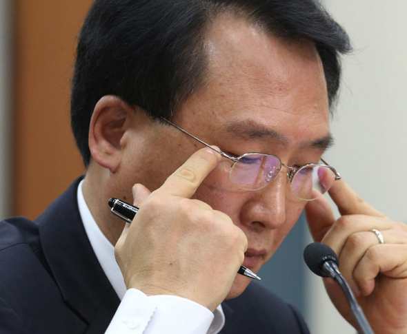  방하남 고용노동부 장관 후보자가 4일 오전 국회에서 열린 인사청문특별위원회에 출석해 의원들의 질의에 답하던 중 눈가를 만지고 있다. 이정우 선임기자 <A href="mailto:woo@hani.co.kr">woo@hani.co.kr</A>