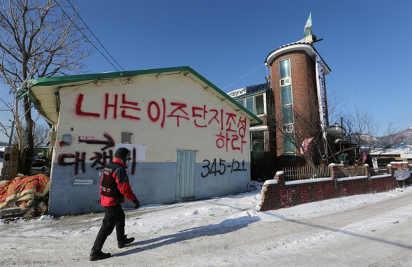 1월3일, 경기도 구리시 갈매동 보금자리주택지구 안에 있는 철거민대책위원회 사무실 앞을 한 철거민이 지나가고 있다. 
 구리/김정효 기자 hyopd@hani.co.kr