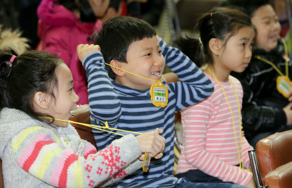 서울 종로구 경운동 교동초등학교 신입생들이 4일 열린 입학식에서 목에 걸린 이름표를 만지작 거리고 있다. 
김정효 기자 hyopd@hani.co.kr