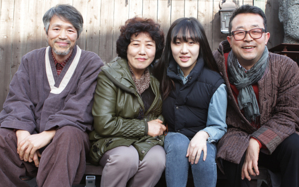 영화 <지슬>에 출연한 배우들은 “빚을 얻어 찍은 오멸 감독의 뚝심이 없었다면 나오지 못했을 영화”라고 얘기했다. 배우들도 영화 수익이 나면 합당한 출연료를 받기로 하고
‘노개런티’로 작품에 동참했다. 왼쪽부터 <지슬> 출연자들인 문석범·김순덕·강희·양정원씨.