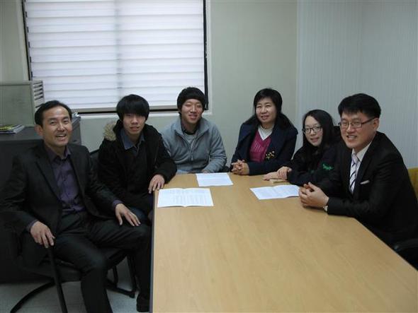 (왼쪽부터) 임병구 교사, 곽재호군, 황선권군, 이정숙 교사, 김희윤양, 김국태 교사가 청소년의 또래관계에 얽힌 이야기를 나눴다.