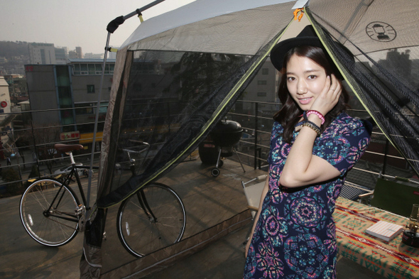 8일 오후 서울 동교동의 한 건물 옥상에 선 배우 박신혜. 최근 출연작의 느낌이 남아 있는 듯 한층 성숙한 이미지였다.  이정우 선임기자 woo@hani.co.kr