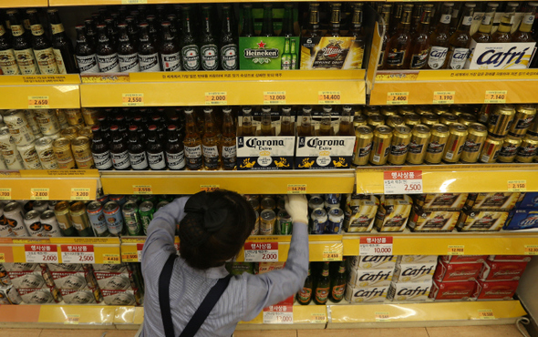 맥주업체 독과점을 깨자는 분위기가 일고 있는 가운데 12일 오후 서울 한 대형마트에서 직원이 여러가지 상표의 맥주를 정리하고 있다.  이종근 기자 root2@hani.co.kr