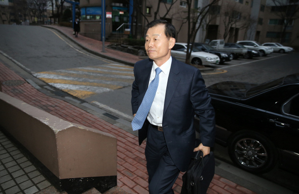 김병관 국방부 장관 후보자가 12일 오후 서울 동작구 노량진에 있는 자택으로 들어가고 있다. 김 후보자는 “나의 마지막 충정과 혼을 조국에 바칠 수 있도록 국민 여러분께서 기회를 주시기 바란다”며 자진 사퇴할 뜻이 없음을 분명히 했다.  김태형 기자 xogud555@hani.co.kr