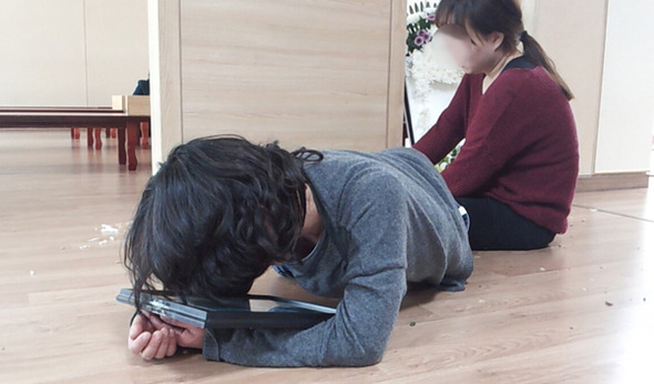 11일 아파트에서 몸을 던진 고교생의 어머니(45)가 12일 오전 아들의 빈소가 차려진 경북 경산시 경산중앙병원 장례식장에서 아들의 영정을 품에 안은 채 오열하고 있다. 경산/김일우 기자 