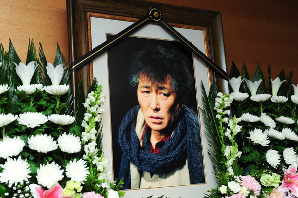 13일 오후 경기도 김포시의 한 장례식장에 마련된 빈소에서 연극배우 강태기의 영정이 문상객들을 맞고 있다.  
 김포/사진공동취재단