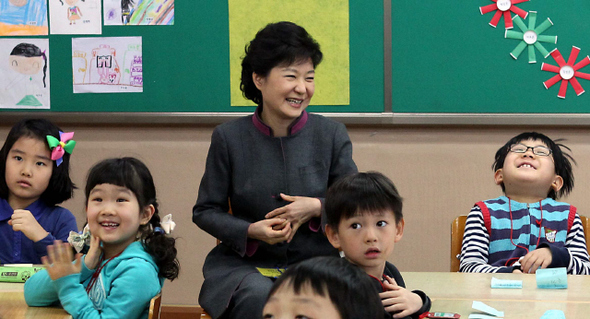 박근혜 대통령이 15일 오전 서울 종로구 창신동 명신초등학교를 방문해 학교 안전 점검 현장을 살펴본 뒤 교실에서 어린이들과 이야기하고 있다.  청와대 사진기자단