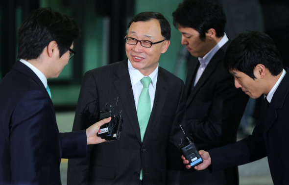 검찰총장 후보자로 지명된 채동욱 서울고검장이 15일 오후 서울 서초동 서울고검을 나서며 취재진의 질문에 답하고 있다.  박종식 기자 anaki@hani.co.kr