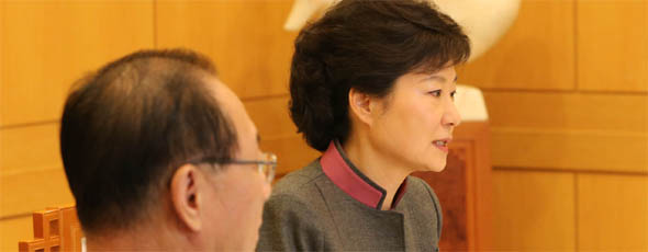 박근혜 대통령이 15일 오후 청와대에서 황우여 새누리당 대표(왼쪽) 등 여당 지도부와 만나 ‘정부조직법 문제’에 대한 입장을 밝히고 있다. 청와대사진기자단