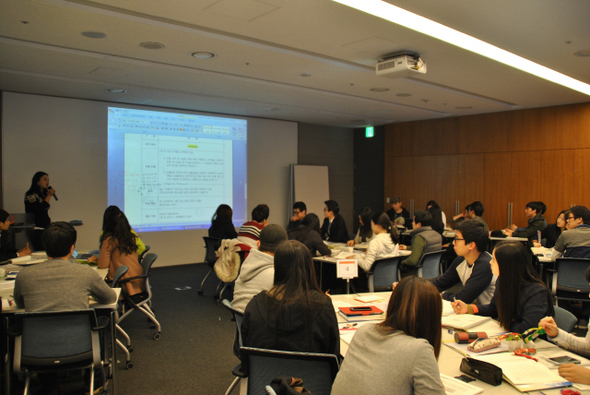 14일 경기도 가평의 한화인재경영원에서 열린 한화기업대학 교육 과정에서 호텔경영학과 소속 고졸사원 40명이 ‘호텔경영론’ 수업을 듣고 있다.