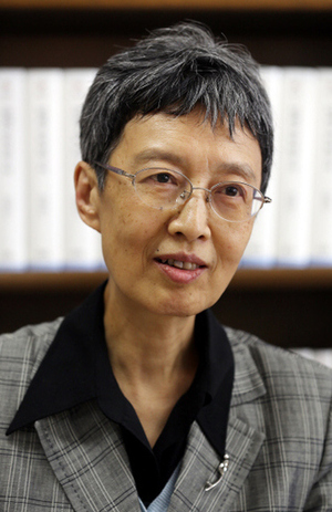 쑨거 중국 사회과학원 교수가 14일 오후 서울 서대문구 연세대학교 국학연구원에서 이번 방한 때 특별강연하는 ‘방법으로서의 중국’에 대해 이야기하고 있다. 중국문학을 공부하다가 일본 사상사 연구로, 또 아시아 담론으로 자신의 연구 영역을 꾸준히 확장시켜 온 그는 최근 한국의 사상적 자원들을 탐사하는, ‘방법으로서의 한국’에 관심을 두고 있다고 했다.  김경호 기자 jijae@hani.co.kr