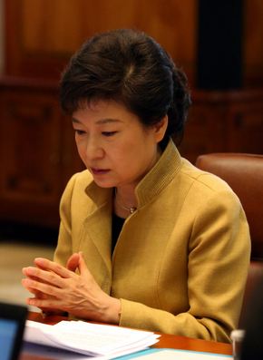 박근혜 대통령이 지난 18일 오전 청와대에서 열린 수석비서관회의에서 생각을 하고 있다.  청와대사진기자단