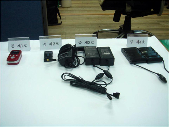 경찰이 불법 심부름센터를 차려놓고 의뢰를 받아 개인 사생활을 캐낸 혐의로 입건한 한아무개(58)씨로부터 압수한 위치추적기와 고성능 캠코더 등 장비들. 경북지방경찰청 제공